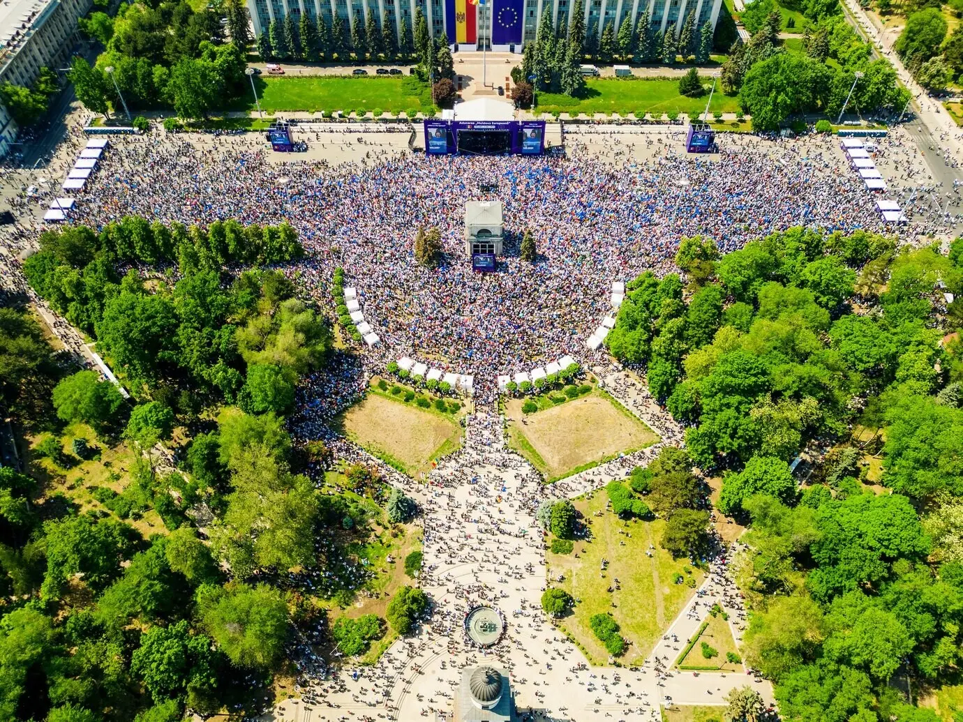 Вертикальный вид с дрона на митинг в поддержку европейской интеграции страны.