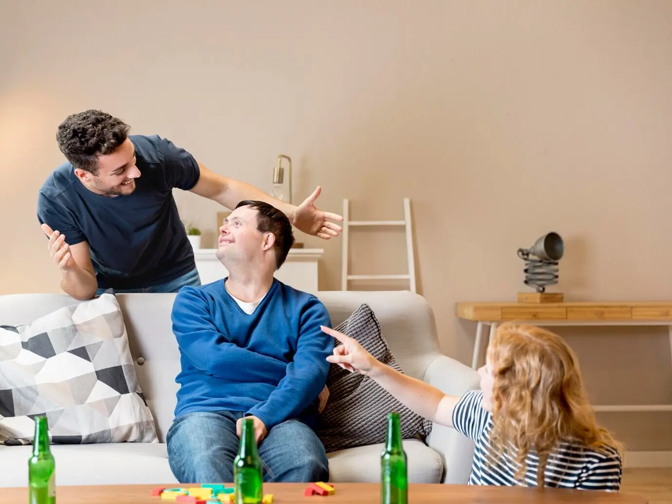 Мужчина удивляет друзей своим визитом.